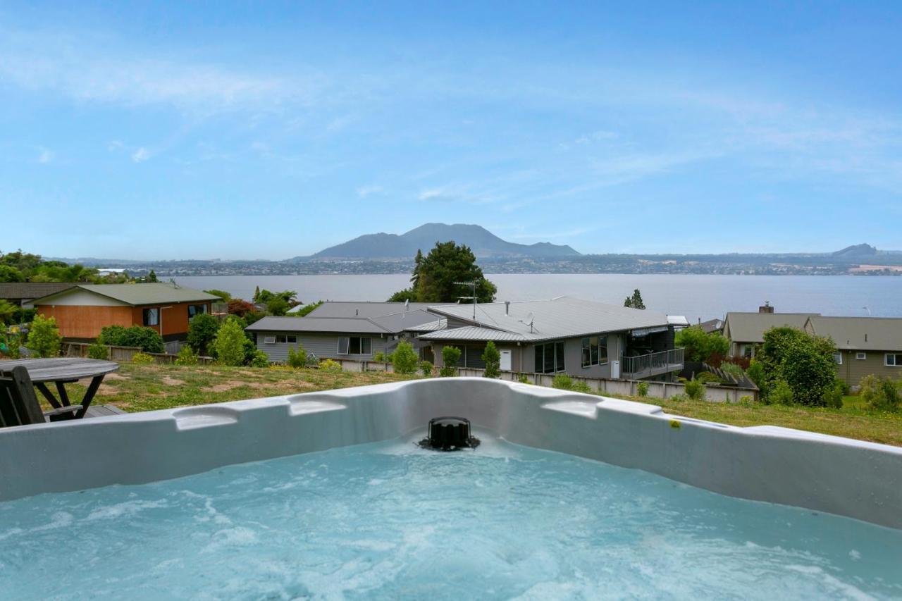 Acacia Bay Bach - Views, Spa & Serenity - Таупо Экстерьер фото