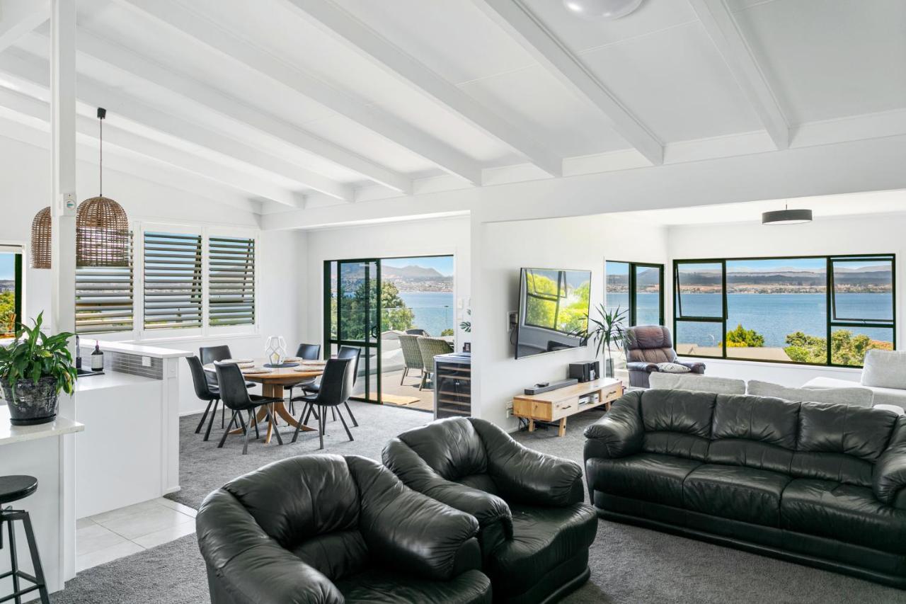 Acacia Bay Bach - Views, Spa & Serenity - Таупо Экстерьер фото
